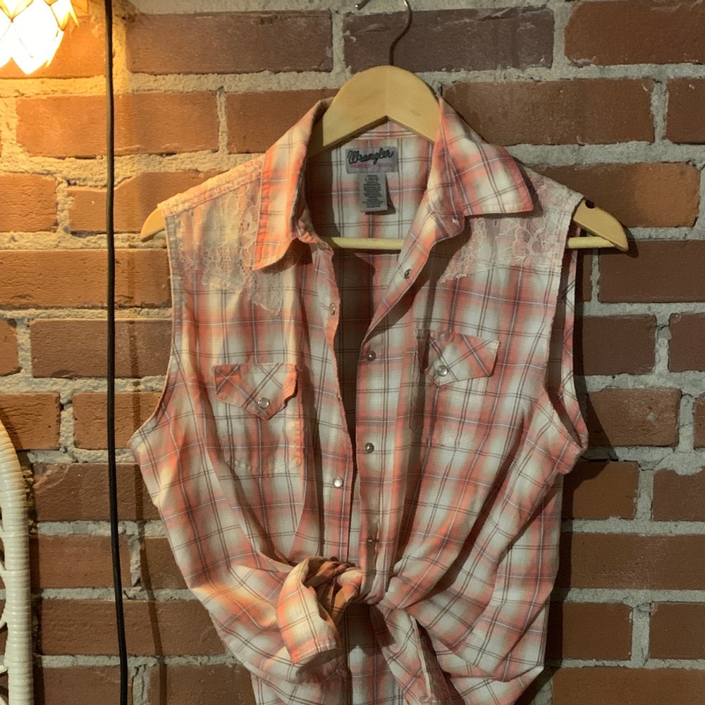 Wrangler Peach and White Plaid Sleeveless Button-Up Tie Front Shirt